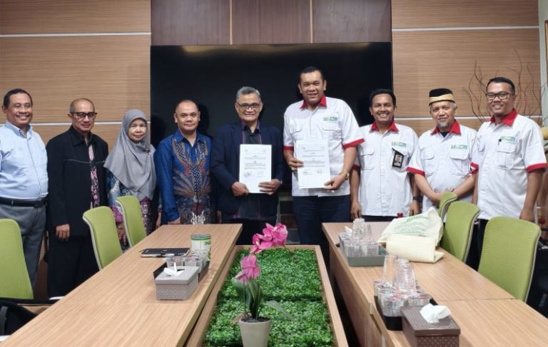 Penandatanganan MoU Kopsyah BMI dan UCA di kantor pusat Kopsyah BMI Tangerang