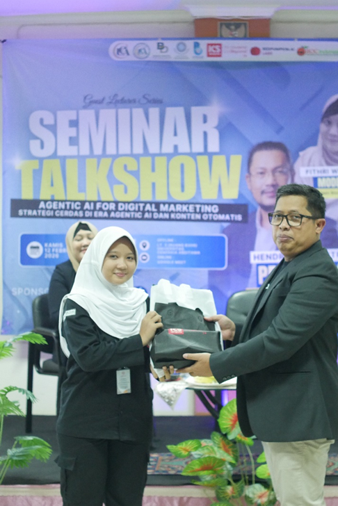 mahasiswa dan calon mahasiswa mengikuti seminar digital marketing ai universitas cendekia abditama